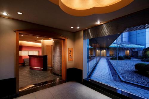 a lobby with a aquarium in the middle of a building at Yokohama Bay Sheraton Hotel and Towers in Yokohama