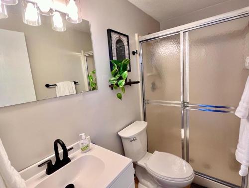 uma casa de banho com um chuveiro, um WC e um lavatório. em Golf, Bike, Lake Cottage 3 BR 5 min Bryce Resort em Basye