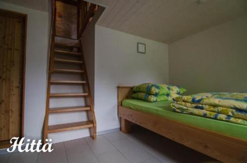 een slaapkamer met een stapelbed en een ladder bij Alphütte "Hittä" in Simplon-Dorf im sonnigen Wallis in Simplon Dorf