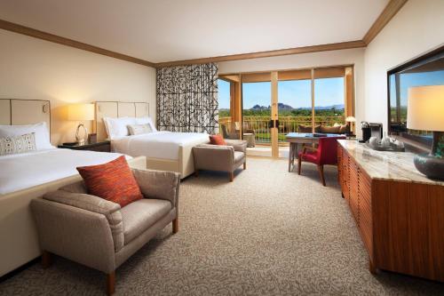 The Canyon Suites at The Phoenician, a Luxury Collection Resort, Scottsdaleにあるシーティングエリア