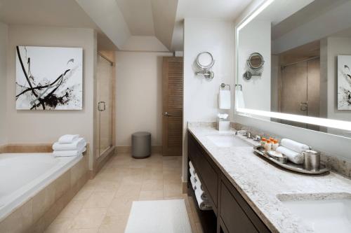 The Canyon Suites at The Phoenician, a Luxury Collection Resort, Scottsdaleにあるベッド