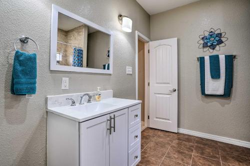 y baño con lavabo blanco y espejo. en Pet-Friendly San Antonio Vacation Rental!, en San Antonio