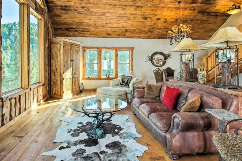 Ruang duduk di Bozeman Cabin Deck with Jacuzzi and Gas Grill!