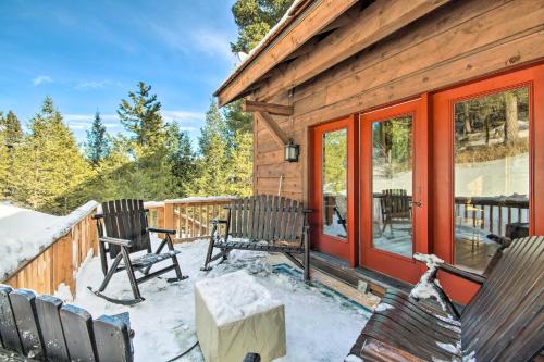 Balkoni atau teres di Bozeman Cabin Deck with Jacuzzi and Gas Grill!
