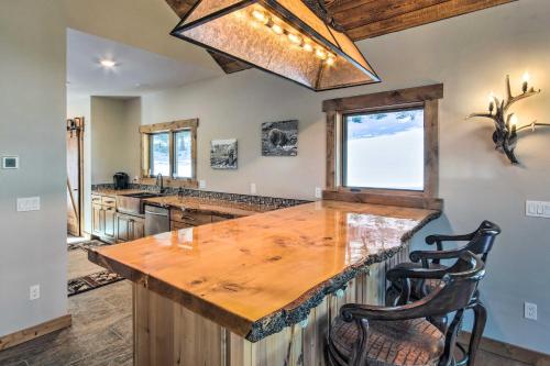 Gambar di galeri bagi Bozeman Cabin Deck with Jacuzzi and Gas Grill! di Bozeman