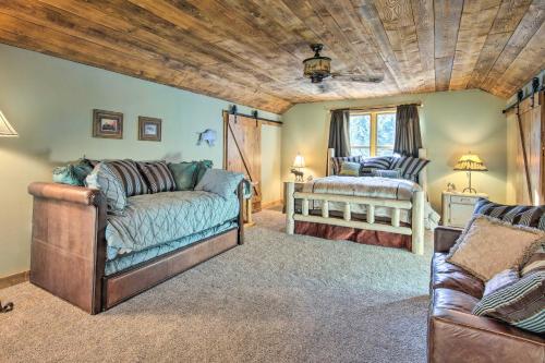Katil atau katil-katil dalam bilik di Bozeman Cabin Deck with Jacuzzi and Gas Grill!