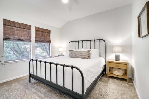 Katil atau katil-katil dalam bilik di Shaded Getaway with BBQ and Fire Pit in Austin!