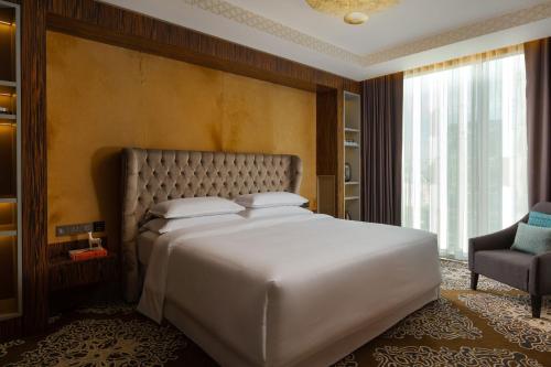 En eller flere senge i et værelse på Sheraton Astana Hotel