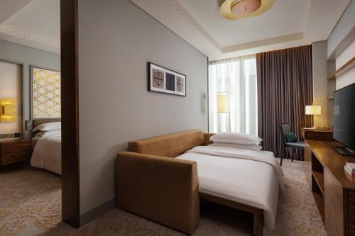 En eller flere senge i et værelse på Sheraton Astana Hotel
