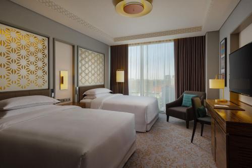 En eller flere senge i et værelse på Sheraton Astana Hotel