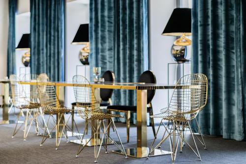 a dining room with a table and chairs at Arboretum Hotel in Wolbórz