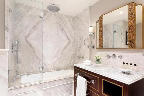  Hotel Bristol, A Luxury Collection Hotel, Warsaw -  Room  picture :   Tea/Coffee maker    Minibar    Shower                           