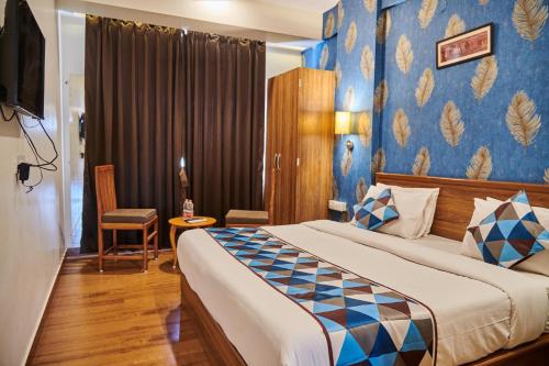 um quarto com uma cama com uma parede azul em The Sarai, Hotel em Jaipur