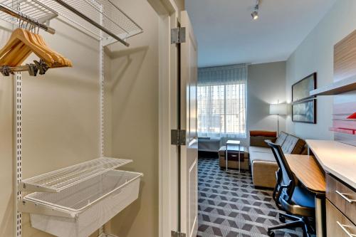 a room with a kitchen with a table and chairs at TownePlace Suites by Marriott Houston Northwest Beltway 8 in Houston