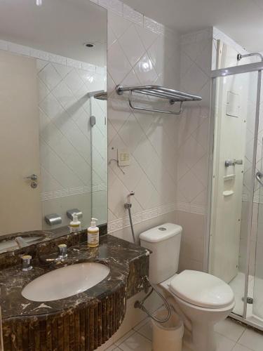 y baño con lavabo y aseo. en Flat Vila Olimpia - Faria Lima, en São Paulo