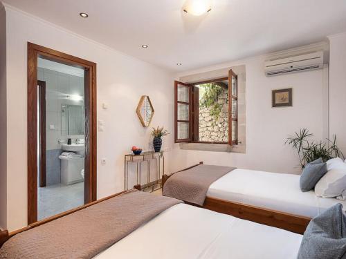 Ένα ή περισσότερα κρεβάτια σε δωμάτιο στο Aloni House - Spacious secluded villa with pool, up to 10 guests