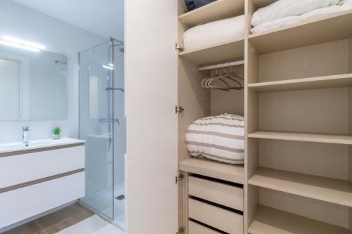 A bathroom at Moderno, Castro, Corazón de Vigo