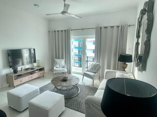 TV a/nebo společenská místnost v ubytování Sea La Vie! At De Saram Residencies- Mount Lavinia