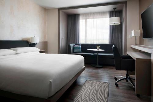 Postel nebo postele na pokoji v ubytování Seattle Marriott Bellevue