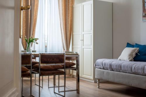 sala de estar con mesa y sofá en Apartment Termini en Roma