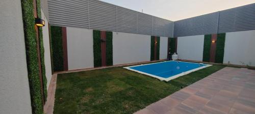 un pequeño patio con piscina en una casa en فيلا ضاحية الرمال, en Riad