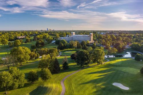 una vista aérea de un campo de golf con un edificio en Marriott Lexington Griffin Gate Golf Resort & Spa en Lexington