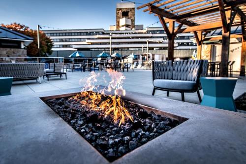 eine Feuerstelle in der Mitte einer Terrasse in der Unterkunft Marriott Lexington Griffin Gate Golf Resort & Spa in Lexington