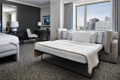 Habitación de hotel con cama grande y ventana grande. en The Ritz-Carlton, Tysons Corner, en Tysons Corner