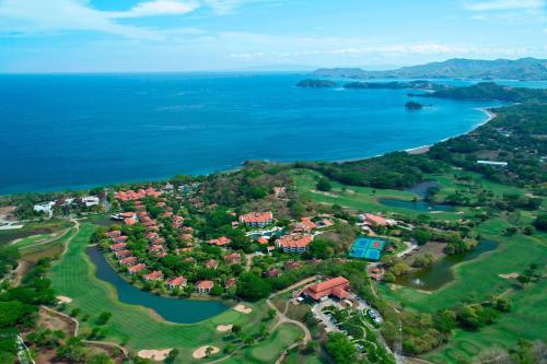uma vista aérea de um resort junto ao oceano em The Westin Reserva Conchal, an All-Inclusive Golf Resort & Spa em Playa Conchal