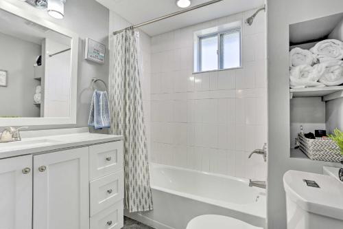 ein weißes Badezimmer mit einer Badewanne, einem Waschbecken und einem Spiegel in der Unterkunft Bright Cornwall-On-Hudson Vacation Rental! in Cornwall-on-Hudson