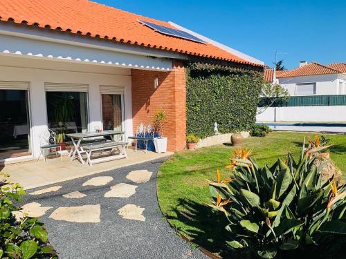 Κήπος έξω από το Charming House in SINTRA with Private Pool