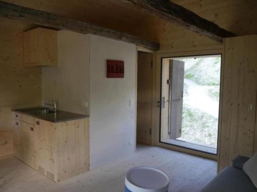 uma cozinha com um lavatório e uma grande janela em Mayen à Henri em Haudères