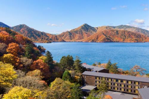 vistas a un lago con montañas en el fondo en The Ritz-Carlton, Nikko en Nikko