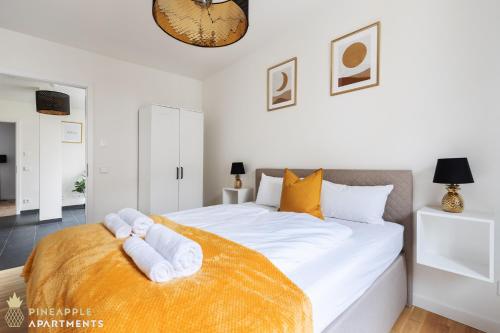 ein Schlafzimmer mit einem großen Bett mit Handtüchern darauf in der Unterkunft Pineapple Apartments Dresden Altstadt II - 124 qm - 1x free parking in Dresden