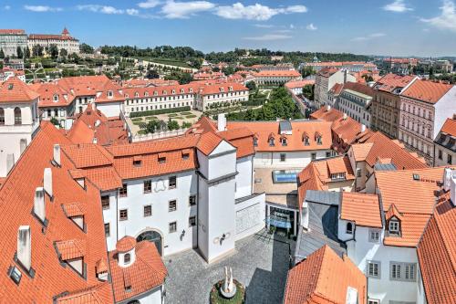 uma vista aérea de uma cidade com telhados vermelhos em Augustine, a Luxury Collection Hotel, Prague em Praga