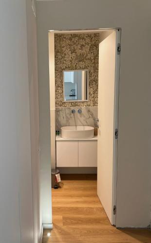 uma casa de banho com uma banheira, um lavatório e um espelho. em Asso di Picche, Luxury suite em Sanremo