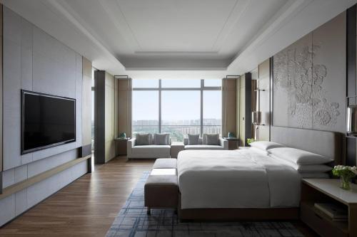 Una cama o camas en una habitación de Zhangjiagang Marriott Hotel