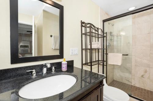 ein Badezimmer mit einem Waschbecken, einem WC und einem Spiegel in der Unterkunft OCEAN VIEW - entire home - Excellent location in San Diego