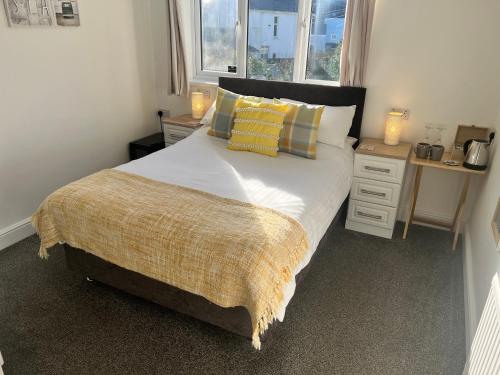 Ένα ή περισσότερα κρεβάτια σε δωμάτιο στο Coach Guest House
