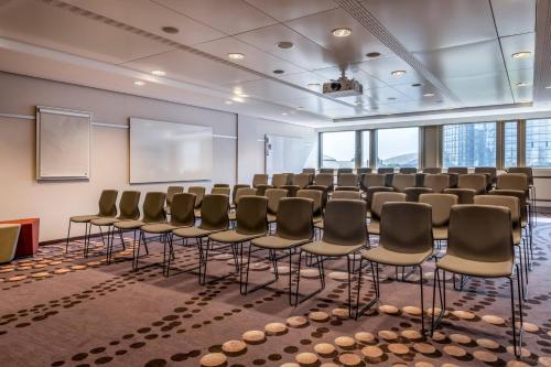 a room with a row of chairs in a classroom at Frankfurt Marriott Hotel in Frankfurt/Main