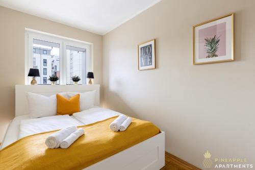 ein Schlafzimmer mit einem Bett mit zwei Handtüchern darauf in der Unterkunft Pineapple Apartments Dresden Zwinger III - 86 qm - 1x free parking in Dresden