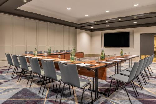 a large conference room with a long table and chairs at Frankfurt Marriott Hotel in Frankfurt/Main