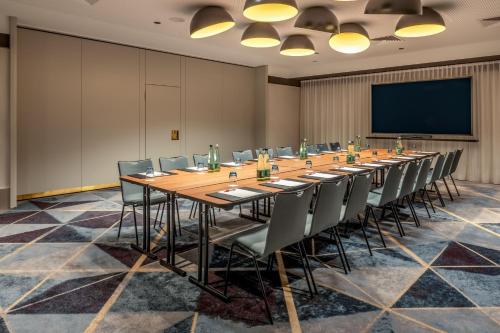 a large conference room with a long table and chairs at Frankfurt Marriott Hotel in Frankfurt/Main