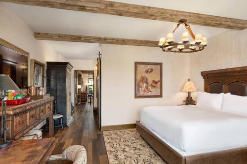 Schlafzimmer mit einem Bett, einem Schreibtisch und einem Tisch in der Unterkunft Hotel Drover, Autograph Collection in Fort Worth