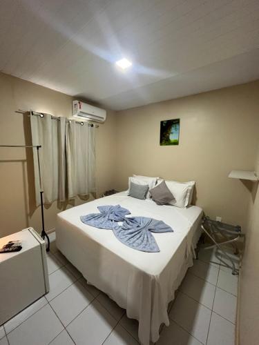 フェルナンド・デ・ノローニャにあるCasa do Anjoのベッドルーム1室(大型ベッド1台付)