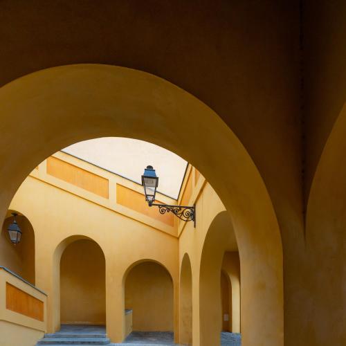 une arche dans un bâtiment doté d'un gabarit lumineux dans l'établissement Hotel De Belgique à Menton, à Menton