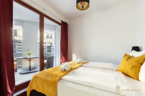 een slaapkamer met een groot bed en handdoeken bij Pineapple Apartments Palais am Neumarkt - 90 qm - 1x free parking in Dresden