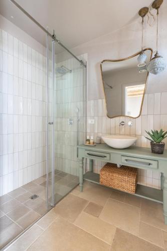 a bathroom with a sink and a mirror at RoccaSeta in Scicli
