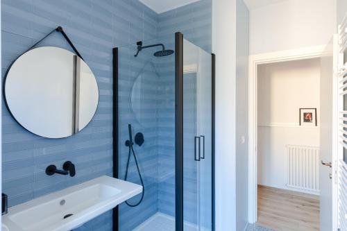 een badkamer met een douche en een wastafel bij Olimpico Apartment - Zen Real Estate in Rome