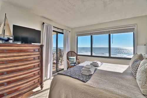 Ένα ή περισσότερα κρεβάτια σε δωμάτιο στο Direct Ocean Front 3BR/2BA Dog Friendly